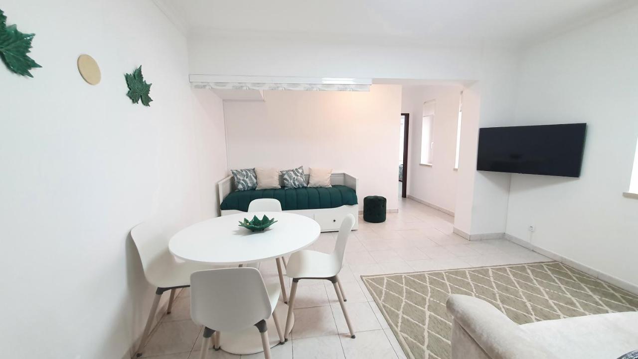 Caldas Da Rainha's & White Apartment