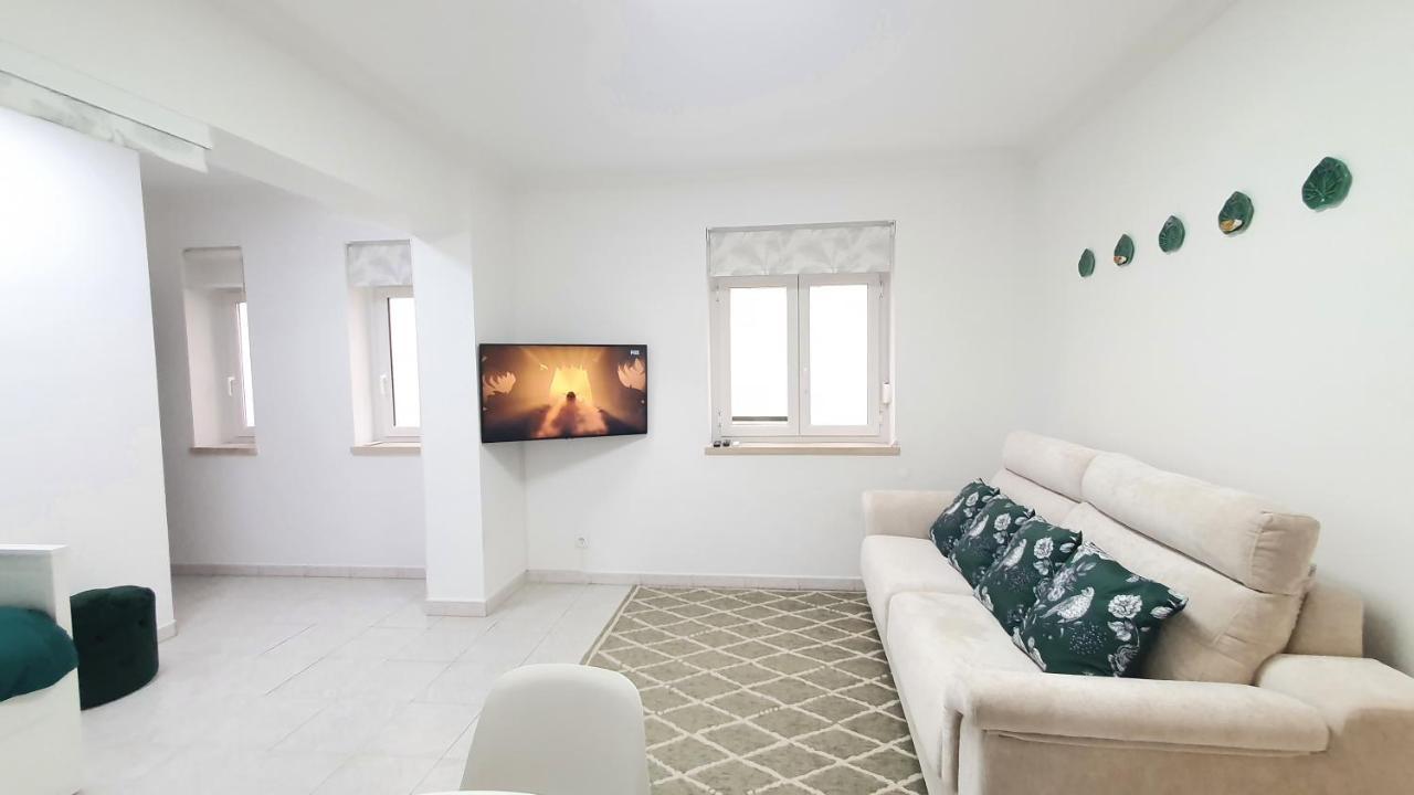 Caldas Da Rainha's & White Apartment *