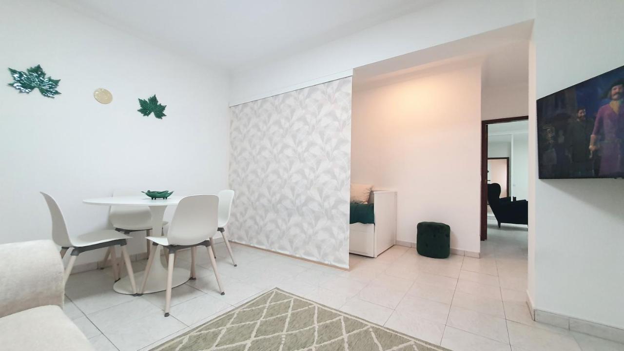 Caldas Da Rainha's & White Apartment *